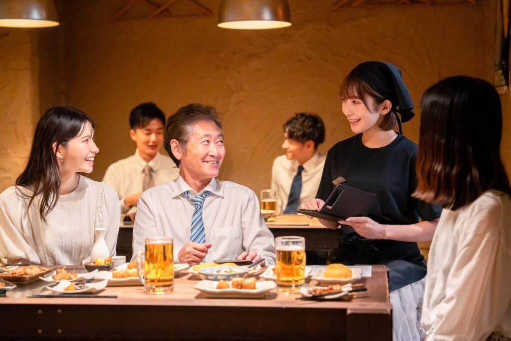 居酒屋で注文を聞く女性店員